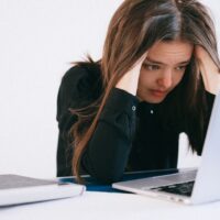 福岡のWeb制作会社を乗り換えるべき5つのサインを解説する記事のアイキャッチ画像。経営者がパソコン画面を見ながら悩む場面。