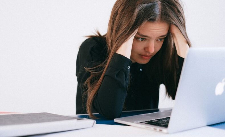 福岡のWeb制作会社を乗り換えるべき5つのサインを解説する記事のアイキャッチ画像。経営者がパソコン画面を見ながら悩む場面。