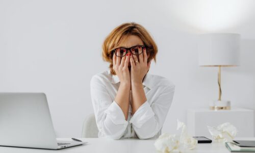 福岡のWeb担当者がWeb制作会社の乗り換えを決断する瞬間のイメージ。限界を感じたきっかけと本音の理由