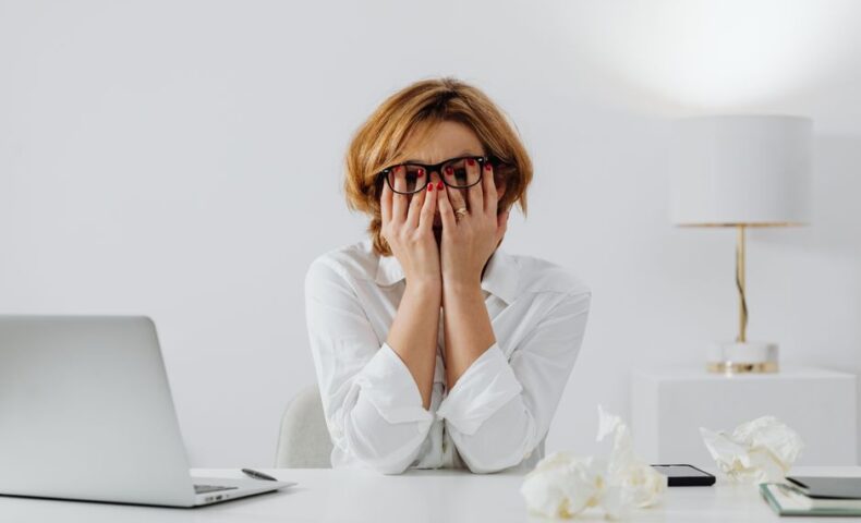 福岡のWeb担当者がWeb制作会社の乗り換えを決断する瞬間のイメージ。限界を感じたきっかけと本音の理由