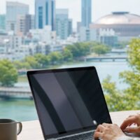 福岡でAI検索からの流入を増やすためのデジタルマーケティング戦略を示すパソコン画面と福岡の街並み