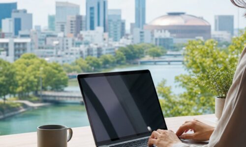 福岡でAI検索からの流入を増やすためのデジタルマーケティング戦略を示すパソコン画面と福岡の街並み