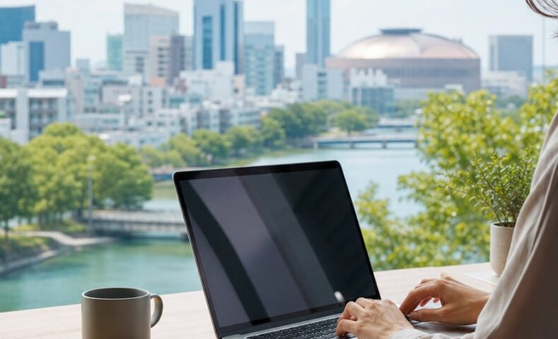 福岡でAI検索からの流入を増やすためのデジタルマーケティング戦略を示すパソコン画面と福岡の街並み
