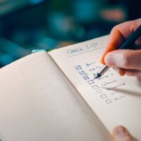 福岡のWeb担当者がWeb制作会社の乗り換え準備をチェックリストで確認している様子