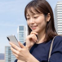 福岡 AI検索 口コミを調べるスマートフォンと福岡の街並み