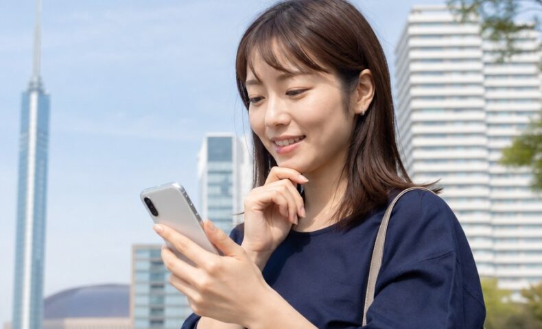 福岡 AI検索 口コミを調べるスマートフォンと福岡の街並み