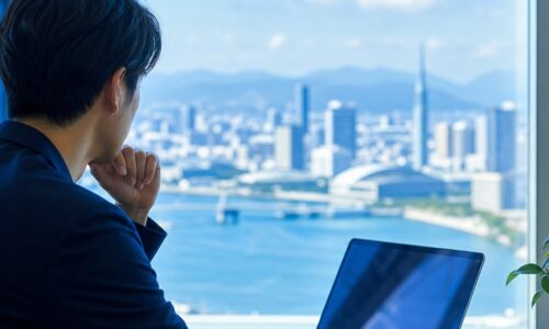 福岡の店舗や施設が生成AI回答に引用されるための情報発信を示すパソコン画面と福岡の街並み