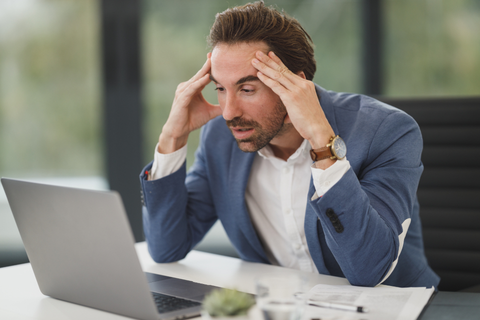 福岡のWeb担当者がWeb制作会社の乗り換えを決意する瞬間を表したビジネスイメージ