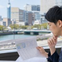福岡 比較ページ SEOの設計を示す、福岡の地域情報とサービス比較表を確認するマーケティング担当者