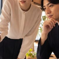 福岡 比較ページ SEOの設計を示す、地域情報とサービス比較表を確認するWeb担当者のイメージ