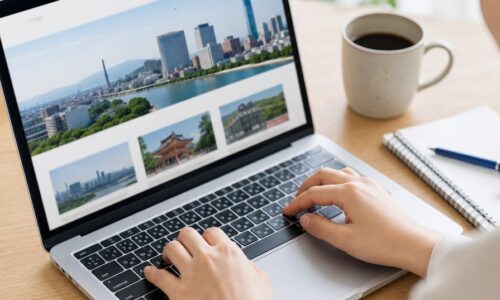 福岡のSEOでよくある質問を確認する初心者が、ノートパソコンでホームページの検索対策や地域SEOの基礎を学んでいる様子