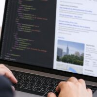 福岡の企業サイトに構造化データを実装する方法を示す、パソコン画面と検索結果のイメージ
