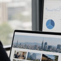 福岡の地域企業を紹介する実績ページとSEO分析画面を示すイメージ