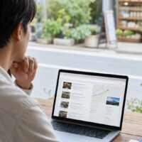 福岡でGemini検索に表示されない原因を確認するため、パソコン画面の検索結果とチェック項目を見ている様子