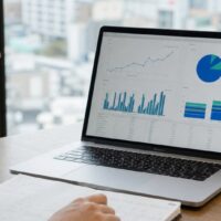 福岡 GEO ブログ設計を考えるマーケティング担当者と検索データを表示したノートパソコン
