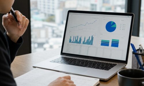 福岡 GEO ブログ設計を考えるマーケティング担当者と検索データを表示したノートパソコン