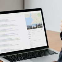 福岡のナレッジパネルが表示されない原因と対策を確認するパソコン画面