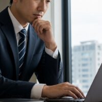 福岡の会社情報を調べるために企業データを確認するビジネスパーソン