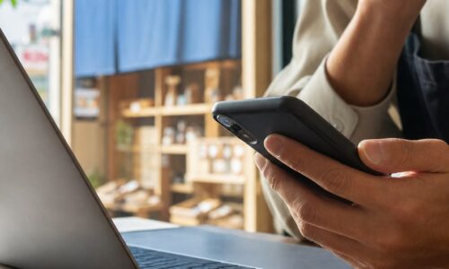 福岡 LLMO 店舗集客を表現する、検索画面と実店舗を結ぶデジタルマーケティングのイメージ画像