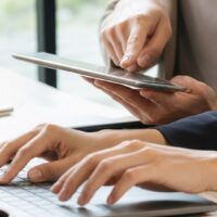 福岡 AIO ブログ設計を示す、検索結果とAI検索の回答を意識してブログ構成を考えるWeb担当者のイメージ