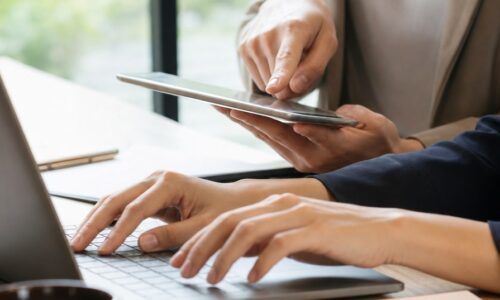 福岡 AIO ブログ設計を示す、検索結果とAI検索の回答を意識してブログ構成を考えるWeb担当者のイメージ