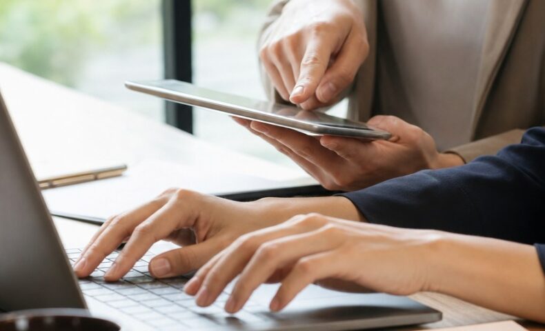 福岡 AIO ブログ設計を示す、検索結果とAI検索の回答を意識してブログ構成を考えるWeb担当者のイメージ