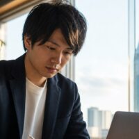 福岡 E-E-A-T強化に取り組む企業の地域密着サイト改善イメージ