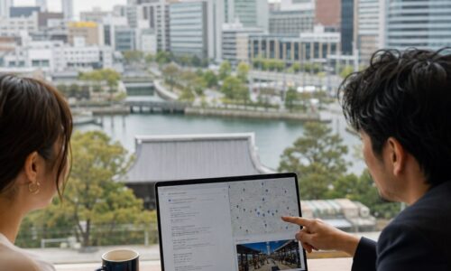 福岡 LLMO 店舗集客をイメージした、AI検索と店舗マーケティングを示すノートパソコン画面と福岡の街並み