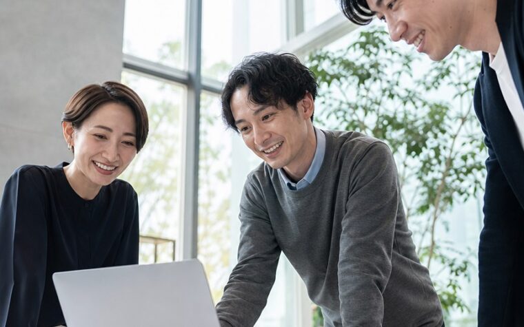 福岡 指名検索 対策を解説する、企業名の検索結果と集客成果をイメージしたビジネス画像