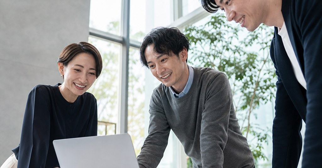 福岡 指名検索 対策を解説する、企業名の検索結果と集客成果をイメージしたビジネス画像