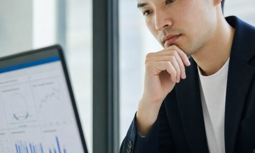福岡 LP改善でアクセスを問い合わせにつなげるため、LPの分析画面と改善ポイントを確認する担当者