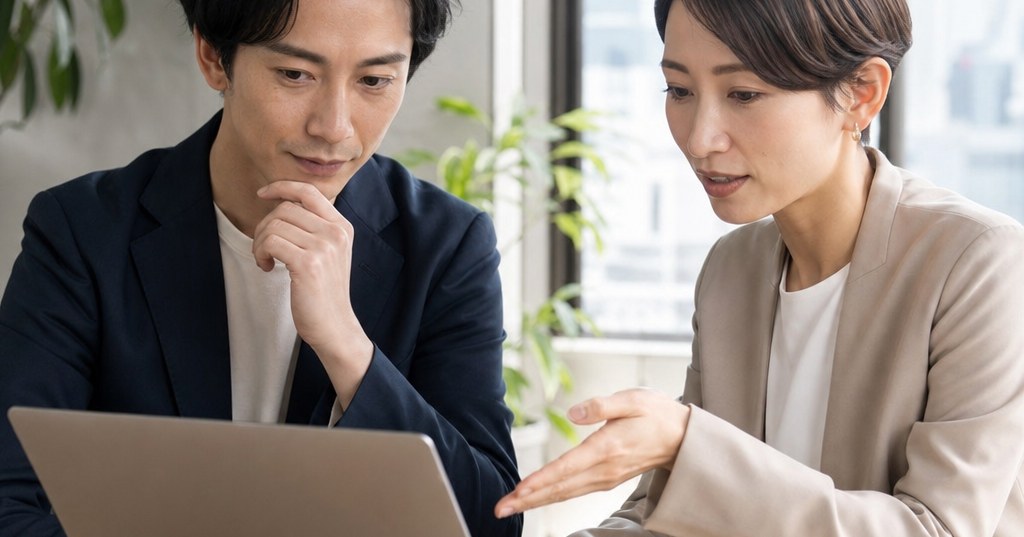 福岡の企業担当者がパソコンでウェブサイトのページ速度改善を確認している様子