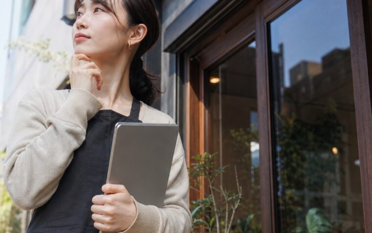 ホームページ制作はフリーランスと制作会社どちらがいいかを比較検討する担当者