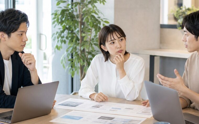 ホームページ制作はフリーランスと制作会社どちらがいいかを比較検討する担当者