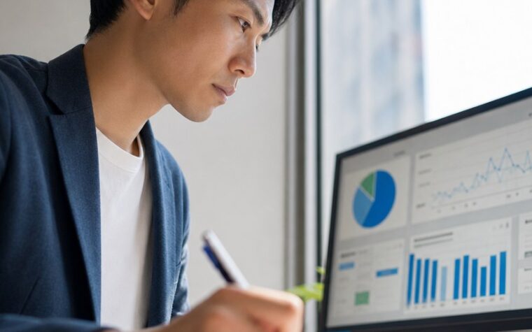 福岡 コンテンツ監査で企業サイトの現状を確認する担当者とアクセス解析画面