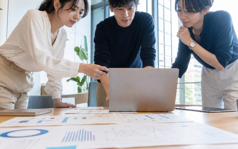 福岡の既存記事改善に向けて検索流入やアクセスデータを分析し、修正の優先順位を検討するイメージ