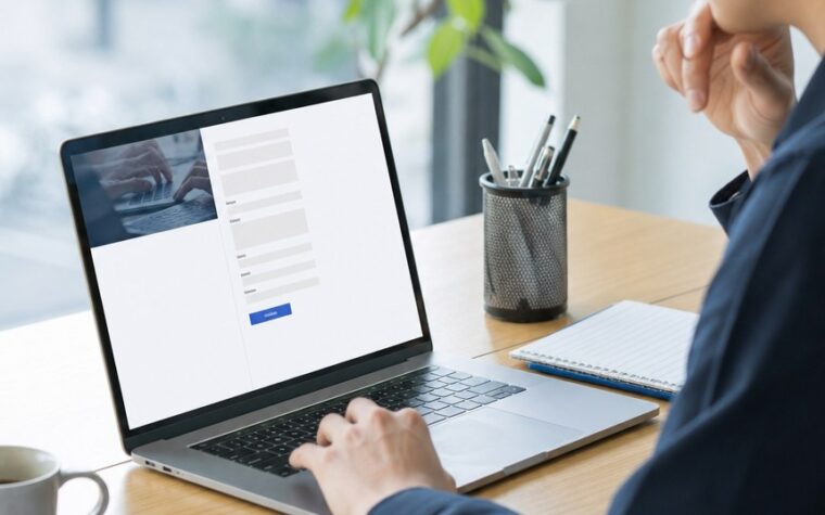 福岡の問い合わせ率改善に向けて、Webサイトの問い合わせフォームを確認する担当者