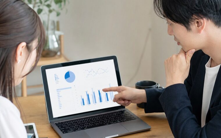 ホームページ 上位表示 方法 個人事業主を解説する、ノートパソコンでSEO対策や検索順位を確認する個人事業主