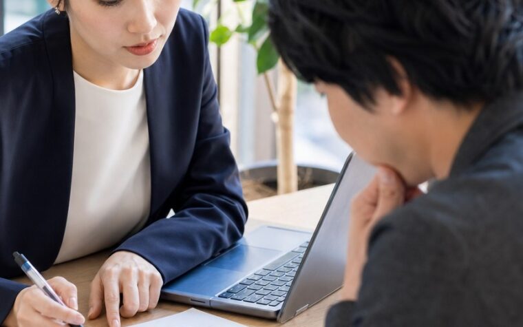 プロ依頼で集客アップを目指すため、事業者とマーケティング担当者が目標や課題を確認する打ち合わせ風景