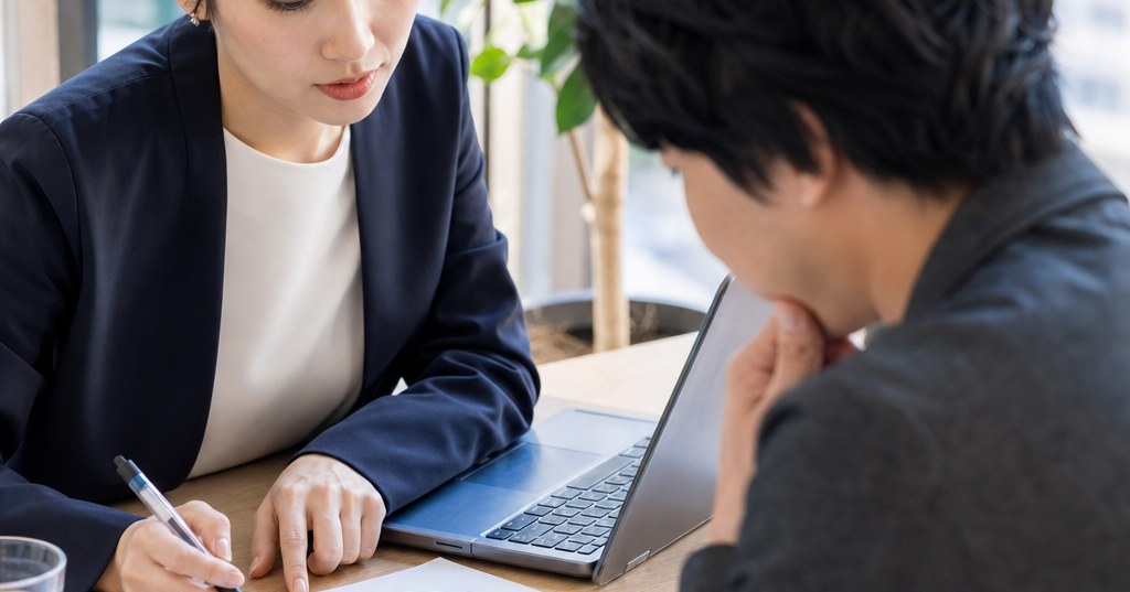 プロ依頼で集客アップを目指すため、事業者とマーケティング担当者が目標や課題を確認する打ち合わせ風景
