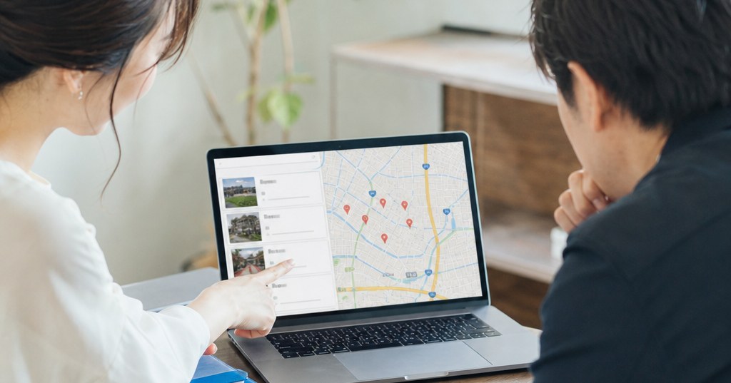 久留米でSEO対策を始める前に知っておきたい地域検索の仕組みを示す、地図と検索結果画面のイメージ