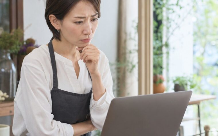 個人事業主がホームページSEOを自分でできないと感じながら、SEO作業の全体像を確認している様子