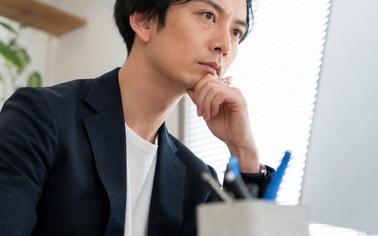 個人事業主のホームページのアクセスが少ない原因を分析するイメージ